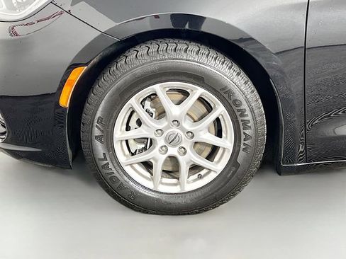 Used 2024 Chrysler Pacifica Touring-L image 27