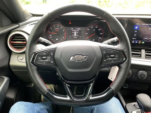Used 2025 Chevrolet Trax RS w/ Driver Confidence Package FWD image 14