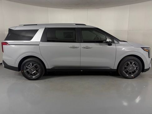 New 2026 Kia Carnival EX FWD image 10