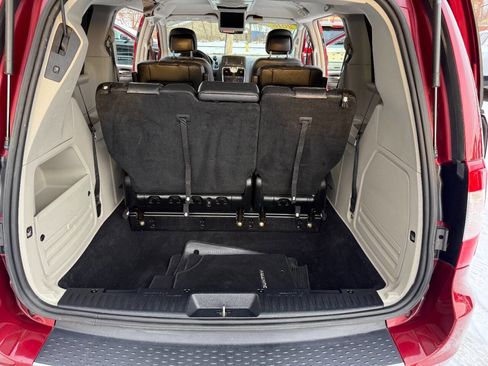 Used 2016 Chrysler Town & Country Touring w/ Driver Convenience Group image 21