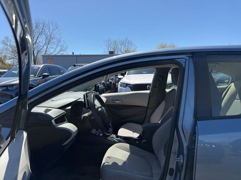 Used 2021 Toyota Corolla LE FWD image 2