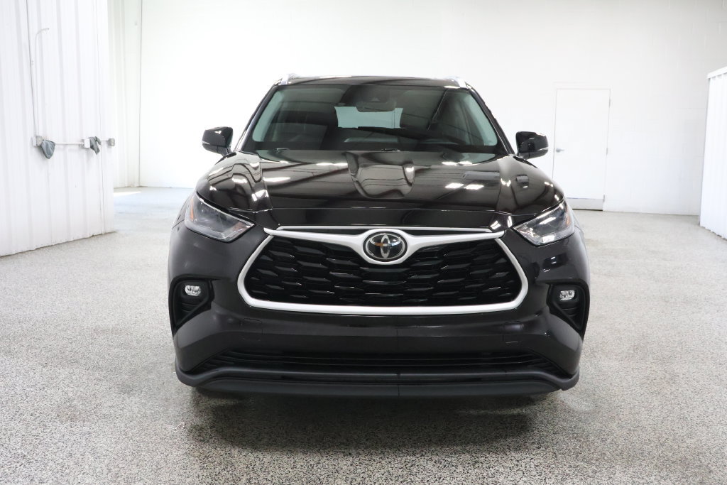 Used 2021 Toyota Highlander XLE AWD/4WD image 3
