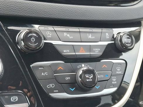 Used 2024 Chrysler Pacifica Touring-L FWD image 16