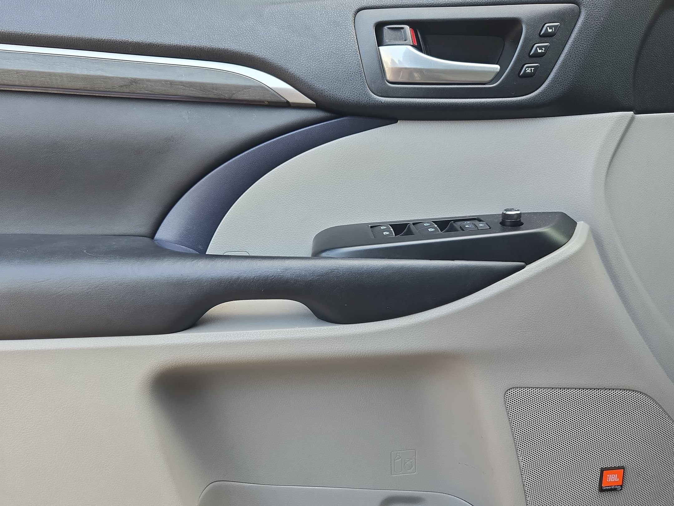 Used 2018 Toyota Highlander Limited FWD image 10