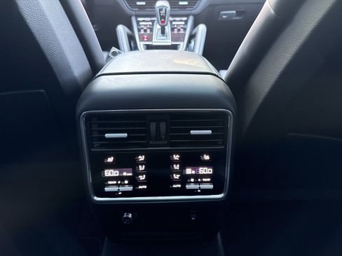 Used 2022 Porsche Cayenne Turbo AWD/4WD image 50