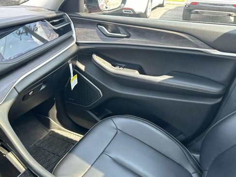 Used 2023 Jeep Grand Cherokee 4WD 4xe image 32