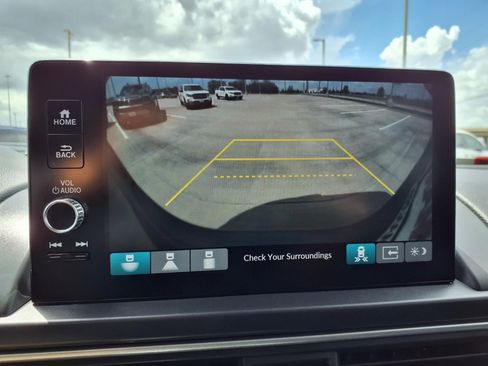Used 2025 Honda Pilot Touring image 11