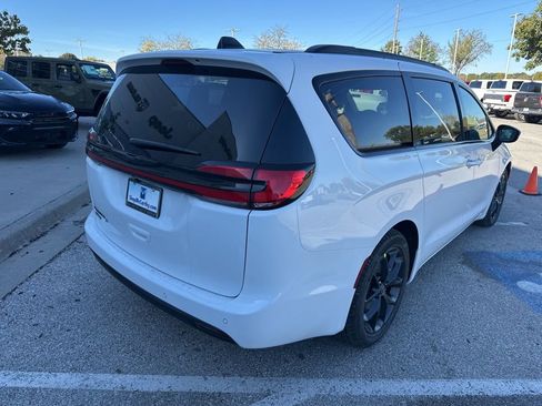 New 2026 Chrysler Pacifica Select image 30