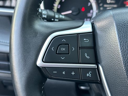 Used 2023 Toyota Highlander XLE image 28