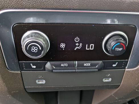 Used 2021 Chevrolet Suburban Z71 w/ Z71 Off-Road Package image 16