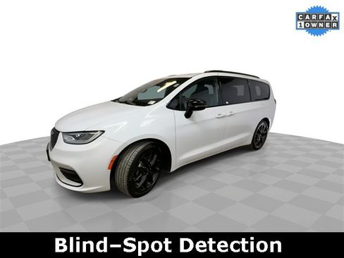 Used 2025 Chrysler Pacifica Limited image 4