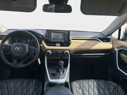 Used 2021 Toyota RAV4 LE image 9