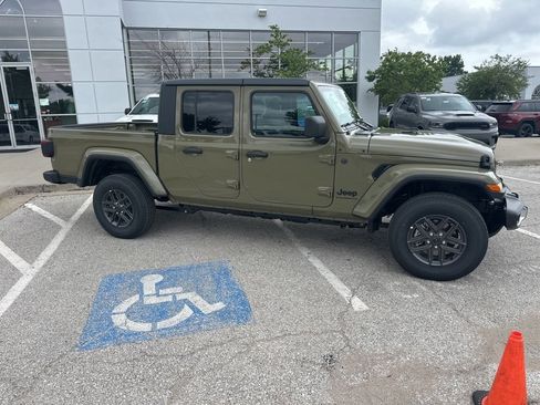 New 2025 Jeep Gladiator Sport image 36
