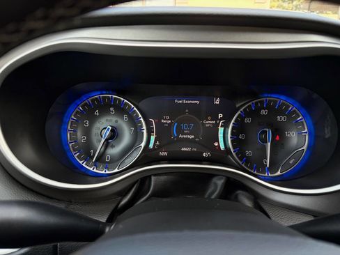 Used 2023 Chrysler Pacifica Touring-L FWD image 15