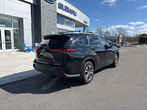 Used 2023 Toyota Highlander XLE image 6