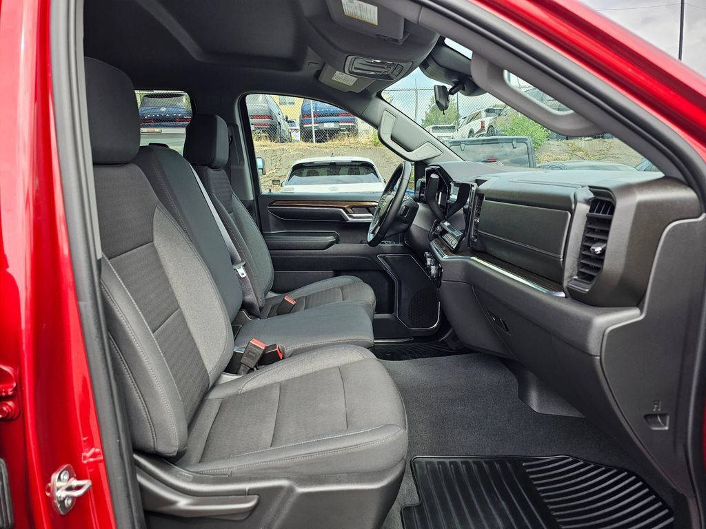 Used 2024 Chevrolet Silverado 1500 LT AWD/4WD image 9