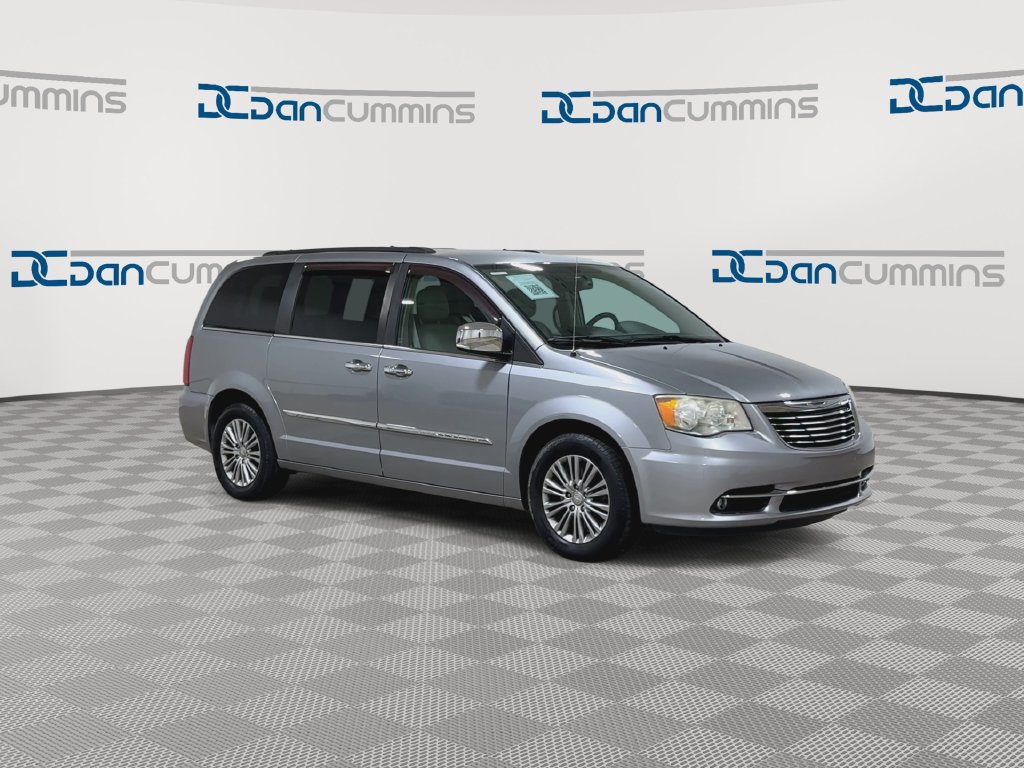 Used 2014 Chrysler Town & Country Touring-L w/ Driver Convenience Group FWD image 2