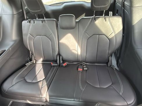 New 2026 Chrysler Pacifica Select image 12