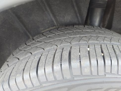 Used 2024 Volkswagen Tiguan SE image 11