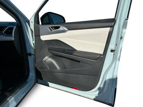 Used 2025 Volkswagen Taos SE FWD image 18