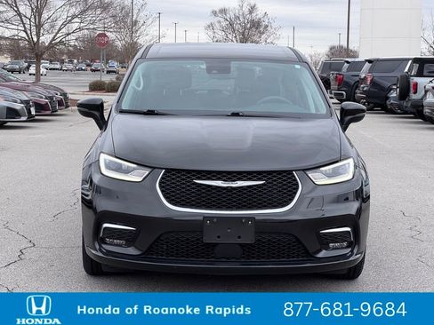 Used 2023 Chrysler Pacifica Touring-L image 5