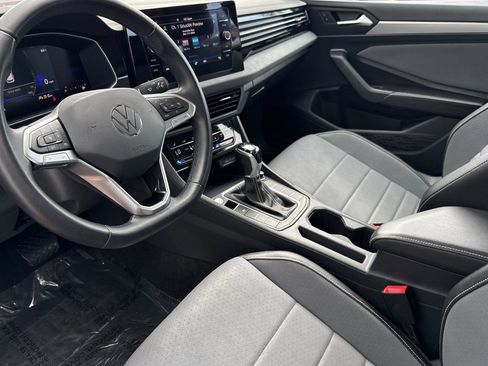 Used 2025 Volkswagen Jetta SE FWD image 7
