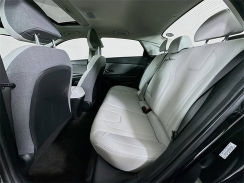 Used 2022 Hyundai Elantra Limited image 29