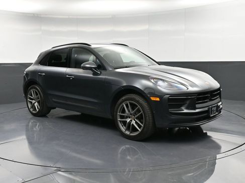 Certified 2022 Porsche Macan image 10