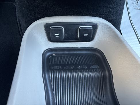 Used 2018 Chrysler Pacifica Touring-L image 31