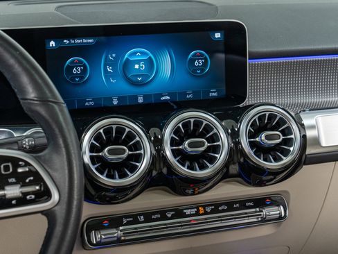 Certified 2021 Mercedes-Benz GLB 250 4MATIC w/ Premium Package image 19