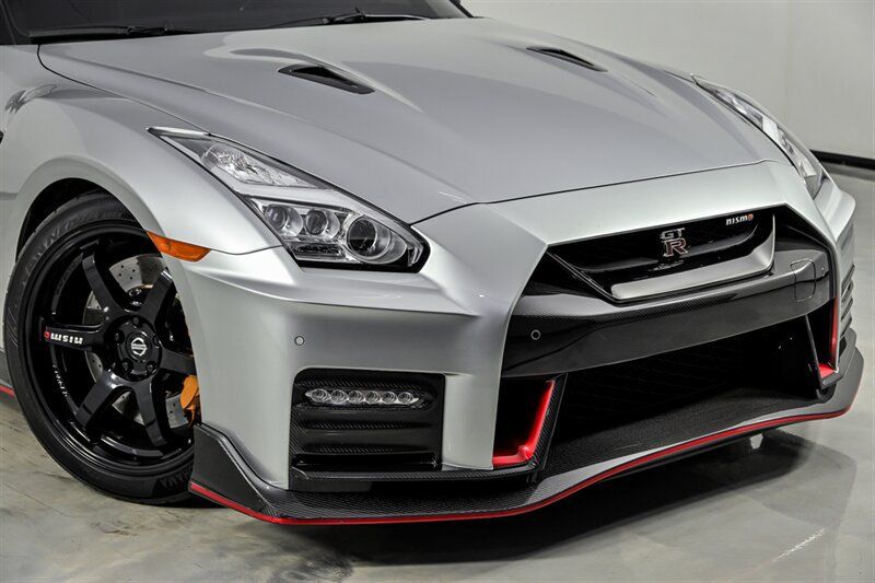 Used 2017 Nissan GT-R NISMO AWD/4WD image 3