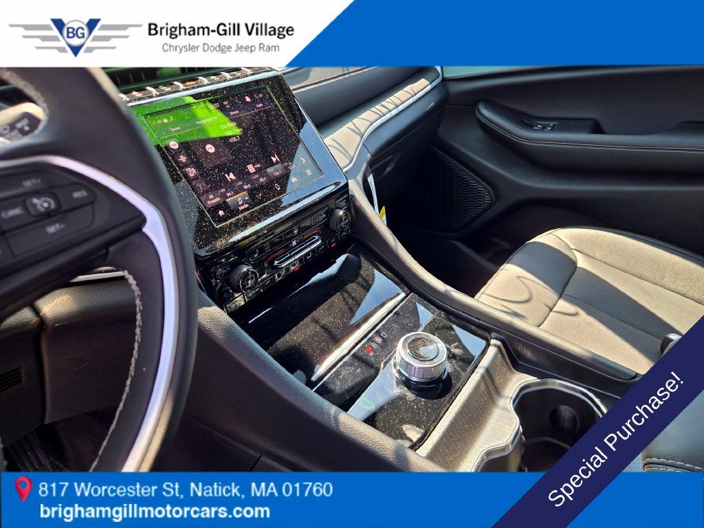 Used 2025 Jeep Grand Cherokee Laredo X w/ Luxury Tech Group I AWD/4WD image 14