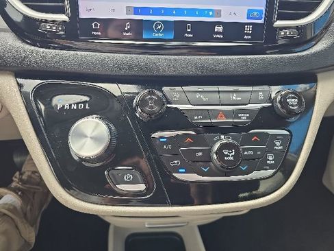 Used 2024 Chrysler Pacifica Touring-L FWD image 20