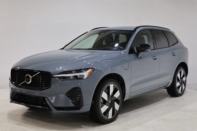 Used 2023 Volvo XC60 T8 Ultimate w/ Climate Package AWD/4WD image 3