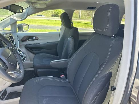 Used 2023 Chrysler Voyager LX FWD image 15