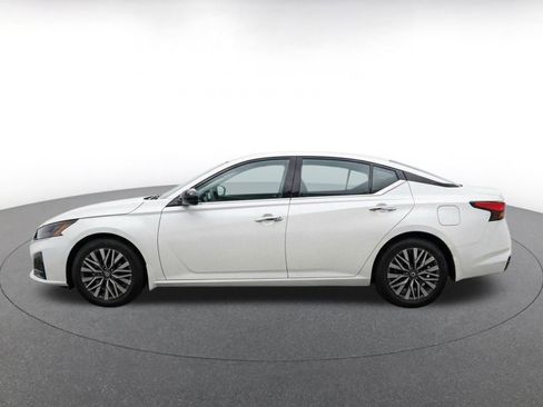 Used 2025 Nissan Altima 2.5 SV FWD image 4