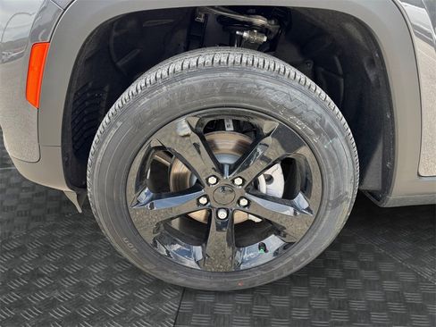 New 2025 Jeep Grand Cherokee Altitude image 14