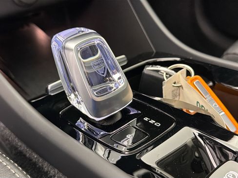 Certified 2023 Volvo XC40 B5 Plus image 17