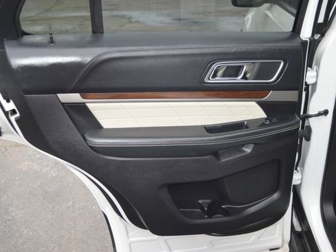 Used 2017 Ford Explorer Platinum image 16