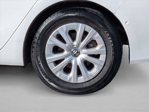 Used 2022 Toyota Prius LE image 20