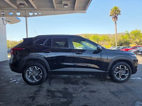Used 2025 Chevrolet Trax LT FWD image 5