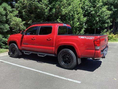 Used 2017 Toyota Tacoma TRD Sport w/ Tow Package (A/T) AWD/4WD image 9