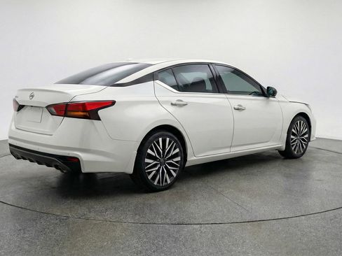 Used 2025 Nissan Altima 2.5 SV image 9