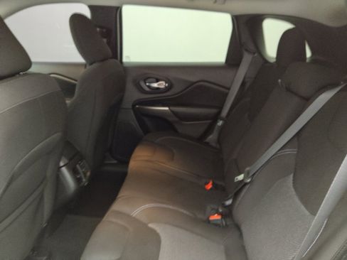 Used 2021 Jeep Cherokee Latitude FWD image 18