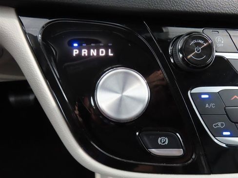 Used 2023 Chrysler Pacifica Touring-L FWD image 23