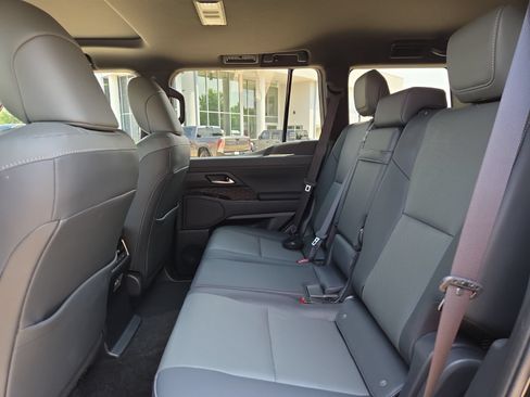 Used 2024 Lexus GX 550 w/ Accessory Package (Z1) AWD/4WD image 11