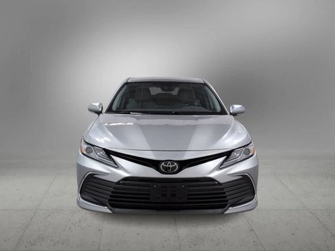 Used 2022 Toyota Camry XLE FWD image 2