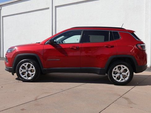 Used 2025 Jeep Compass Latitude w/ Sun & Sound Group AWD/4WD image 3
