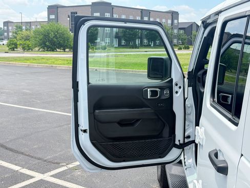 Used 2020 Jeep Wrangler Unlimited Sahara AWD/4WD image 20