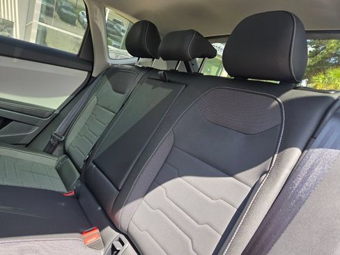 Certified 2025 Volkswagen Taos SE FWD image 24